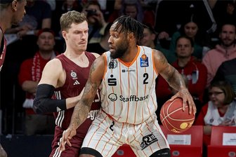 Kracher zum Start: Niners Chemnitz eröffnen neue Bundesligasaison mit Spiel beim Meister in München - In der vergangenen Saison lieferten sich die Basketballer des FC Bayern München (hier Andi Obst) und der Niners Chemnitz (hier Jeff Garrett) packende Duelle. Jetzt eröffnen beide Teams die neue Saison.