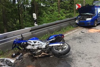 Krad kollidiert mit Auto auf B 283 bei Schönheide - Ein Krad und ein Auto kollidierten am Mittwochnachmittag auf der B 283 bei Schönheide.