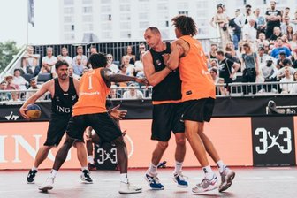 Kräftemessen mit Vollprofis - Der Plauener Tobias Thoß (am Ball) bekam es im Eröffnungsspiel mit seinem Team Thüringen West gleich mit dem Vorjahressieger zu tun.