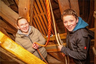 Kräftig ziehen, bitte: Wie zwei Jugendliche die Kirchenglocken von Kirchbach läuten - Lilly und und Ben Erler ziehen kräftig an den Seilen. Von ihrer Arbeit hört das ganze Dorf, so weithin hörbar ist der Glockenklang.