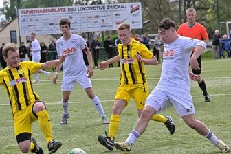 Krämers Dreierpack krönt Loks Kantersieg - Nick Krämer (rechts) beschwor immer wieder Torgefahr vor dem Schneeberger Kasten herauf. Am Ende trug er sich gleich dreimal für Lok Zwickau in die Torschützenliste ein.