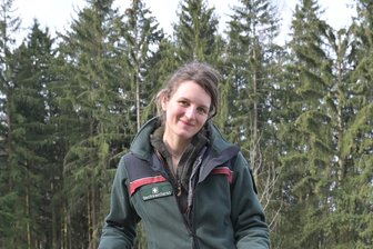 Kräuter- und Vogelstimmenwanderung: Revierförsterin Anne Borowski lädt ein - Anne Borowski ist Revierförsterin im Revier Bockau. Sie lädt im Mai zu zwei thematischen Waldwanderungen ein.