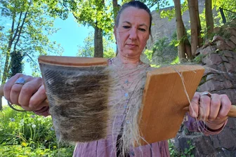 Kräuterfrau bereitet in Augustusburg Fastenwoche vor - Elisabeth Püschmann, hier bei einem Brennesselworkshop, begleitet im nächsten Frühjahr eine Fastenwoche.
