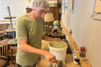 Kräuterkrieg im Vogtland – Wer macht das echte Röstnesselsalz? - Rüdiger Sagan mischt in seinem Betrieb in Brockau neue Kräutermischungen an.