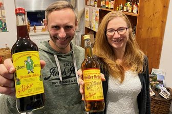 Kräuterlikör sehr begehrt: In der Moosmann-Manufaktur läuft's - Führen die Firma im Hobby-Betrieb: Jana Grenzendörfer, die Ur-Enkelin von Emil Reiher, und Swen Voigt.