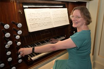 Kraftakt für Kleinod: Schubert-Orgel in Stadtkirche Wildenfels restauriert - Doreen Feldheim ist die Freude anzusehen, dass die Restaurierung der Schubert-Orgel in der Wildenfelser Kirche gelungen ist. Die Kantorin hatte in ihrer ersten Anstellung in Wildenfels die Restaurierung mit angeschoben. Nun ist sie zurück und bestreitet das Konzert zur Orgelweihe.