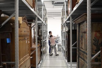 Kraftakt in Freiberg: Wie 1200 Museumsstücke ins neue Herderhaus umziehen - Neue Rollregal-Anlage für große dreidimensionale Objekte im Depot des Freiberger Museums.