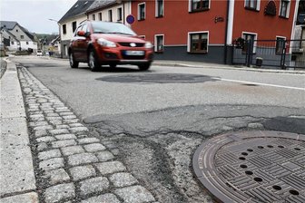 Kraftfahrer brauchen mehr Zeit und gute Nerven: Ortsdurchfahrt Grünhain wochenlang Baustelle - Erster Bauabschnitt: Die Schwarzenberger Straße in Grünhain wird zwischen den Abzweigen Oswaldtalstraße und Zwönitzer Straße - einschließlich der Knotenpunkte - vom 22. bis 26. Mai wegen des Erneuerns der Fahrbahndecke gesperrt. 