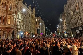Kraftklub kündigt für Sonntag Gratis-Konzert zum CSD in Bautzen an: „Lass‘ da alle treffen!“ - Kraftklub-Fans hoffen in Leipzig auf Einlass ins UT Connewitz zum „K-Ball“ von Kraftklub.
