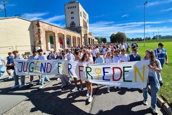 Kraftklub-Song war der Auslöser: 2000 Chemnitzer Schüler demonstrieren für den Weltfrieden - Über 2000 Schülerinnen und Schüler zogen als Demonstrationszug um das Chemnitzer Sportforum.