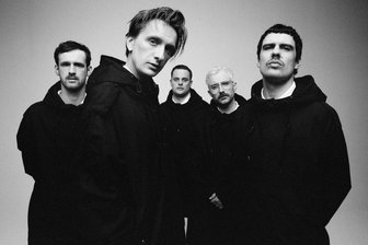 Kraftklubs neues Album "Kargo": Die Chemnitzer Band und der Sprutz in der Flasche - Schlagzeuger Max Marschk, Sänger Felix Kummer, Bassist Till Kummer, Gitarrist Steffen Israel und Gitarrist/Sänger Karl Schuhmann (von links) sind Kraftklub.