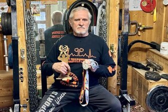 Kraftsport: Lebende Legende aus Klingenthal hört auf – nach 50 Jahren! - Horst Echtner in der heimischen „Folterkammer“. Nach 50 Jahren Wettkampf ist jetzt Feierabend.