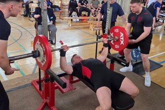 Kraftsport: Neuling aus dem Erzgebirge siegt auf Anhieb - Neuling Daniel Heil wurde mit gedrückten 140 Kilogramm Sachsenmeister.