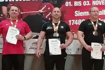 Kraftsport: Stärkstes Veilchen darf in Greifswald über Gold jubeln - Nach einem spannenden Zweikampf durfte Lars Bretfeld vom FC Erzgebirge Aue die Siegerurkunde entgegennehmen.