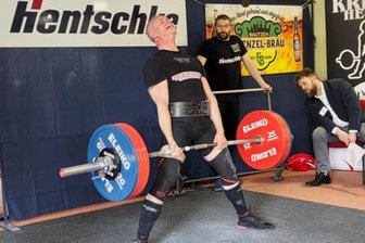 Kraftsportler aus dem Erzgebirge bejubeln vier Meistertitel - Hier zieht Yves Golda einen neuen Sachsenrekord von 220 Kilogramm.