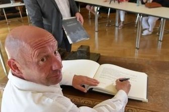 Kraftsportler trägt sich in Ehrenbuch ein - Just an seinem 51. Geburtstag trug sich der gebürtige Freiberger Rico Martinez, hier mit OB Sven Krüger, ins Ehrenbuch ein.