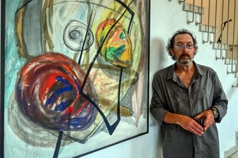 Kraftvoll gegen den Strom - Roland Weise in der Dorfgalerie Auerswalde vor seinem Bild „Köpfchen“ aus dem Jahr 1997.