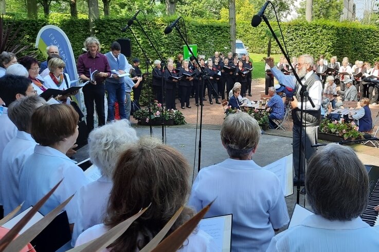 Kraftvoller Gesang erschallt aus mehr als 200 Kehlen - Unter Leitung von Michael Albrecht (Mitte) sangen zu Beginn des diesjährigen Sängertreffens im Schlosspark Lichtenwalde alle teilnehmenden neun Chöre gemeinsam mit dem Publikum.