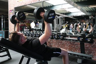 Kraftwerk 24 expandiert im Erzgebirge: Jetzt wurde das 13. Fitnessstudio eröffnet - Der Gelenauer Moritz Schuster hat die erste Übungseinheit im neuen Kraftwerk-24-Fitnessstudio bereits hinter sich.