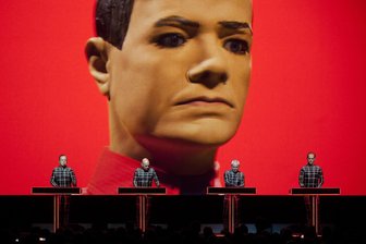 Kraftwerk feiert 55. Bandgeburtstag mit Shows in der Kulturhauptstadt: Mensch wird Maschine - Kraftwerk live: Ralf Hütter, Henning Schmitz, Fritz Hilpert und Falk Grieffenhagen (von links).