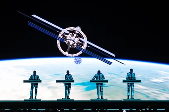 Kraftwerk in Chemnitz: Elektro-Pioniere feiern ihre ganz eigene Multimedia-Show in der Stadthalle - Ganz eigene Multimediashow: Die Band Kraftwerk in Chemnitz am Donnerstagabend in der Stadthalle.