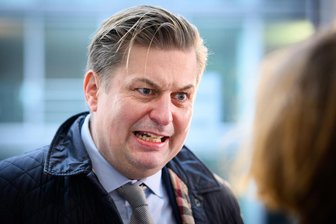 Krah und Helferich: AfD-Fraktion lässt im Bundestag auch vormals ausgeschlossene rechte Hardliner zu - Maximilian Krah (AfD) kommt zur konstituierenden Sitzung der AfD-Fraktion im Deutschen Bundestag.