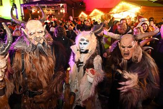 Krampus trifft Schneekönigin: Die Schlossweihnacht Rochlitz krönt die Adventszeit - Der Hingucker der besonderen Art zur Schlossweihnacht in Rochlitz: Die Delitzscher Grubenteufel Auryn, Lydia und August waren als böse Weihnachtsgeister unterwegs, aber eigentlich ganz lieb.