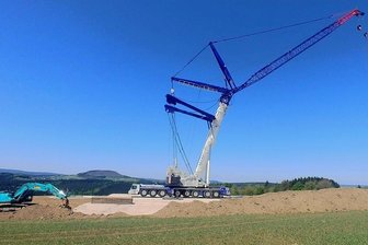 Kran auf Erzgebirgskamm - Bau von Windkraftanlage in Jöhstadt steht bevor - Im Windpark Jöhstadt steht seit dem Wochenende weithin sichtbar ein großer Kran. Damit ist alles vorbereitet für das Errichten einer neuen Windkraftanlage.