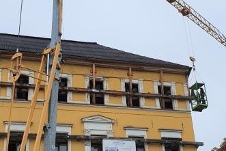 Kran "bedient" das Stadtcafé -