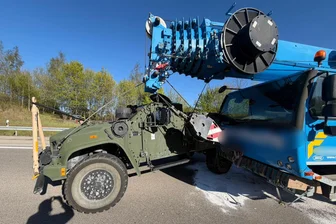 Kran fährt auf A 4 bei Frankenberg auf US-Militärfahrzeug: So ist der Unfall passiert - Sowohl der Kran als auch das Militärfahrzeug wurden bei dem Unfall beschädigt.