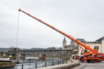 Kran holt Geröll aus der Mulde - 