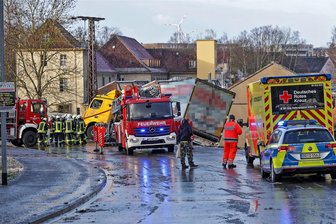 Kran holt Laster aus Graben: Staatsstraße zwischen Meerane und Glauchau war rund sechs Stunden voll gesperrt - Ein Sattelzug ist zwischen Glauchau und Meerane in den Graben gerutscht.