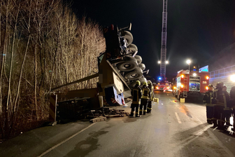 Kran kippt auf Bundesstraße 101 -