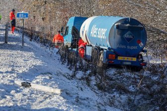 Kran mit 300 Tonnen Traglast holt Tanklaster aus dem Graben - Gegen 10 Uhr war dieser Tanklastzug zwischen den Anschlussstellen Wüstenbrand und Hohenstein-Ernstthal von der Autobahn 4 abgekommen und die Böschung herunter gerutscht.