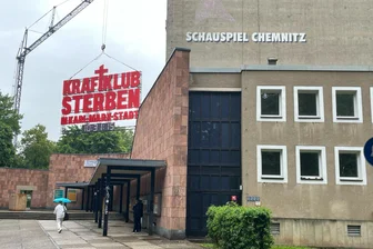 Kran mit Riesendisplay von Chemnitzer Stadthalle verschwunden und an neuem Ort mit Bandname „Kraftklub“ wieder aufgetaucht - Jetzt hängt das Bild mit Bandname „Kraftklub“ neben dem Schauspielhaus.