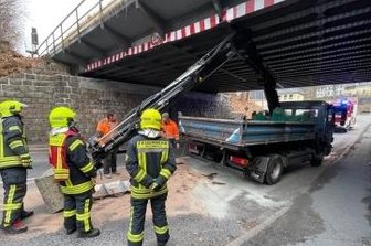 Kran verkeilt sich unter Bahnbrücke - Der verkeilte Kran.