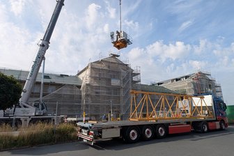 Kran wird demontiert: Langer Lulatsch verlässt den Bahnhof Freiberg - Der hohe Kran am Bahnhof Freiberg wird abgebaut.