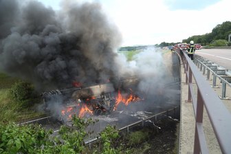 Kranfahrzeug steht in Flammen - Stau auf der A 4 und A 14 - Der Fahrer des brennenden Kranfahrzeugs am Dienstag auf der A 4 am Dreieck Nossen konnte sich in Sicherheit bringen.