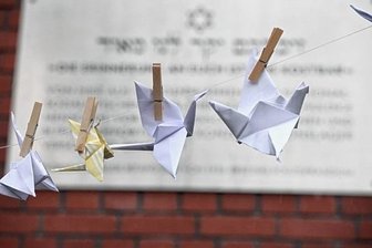 Kraniche sollen an den Holocaust erinnern - Kraniche aus Papier zum Gedenken. 