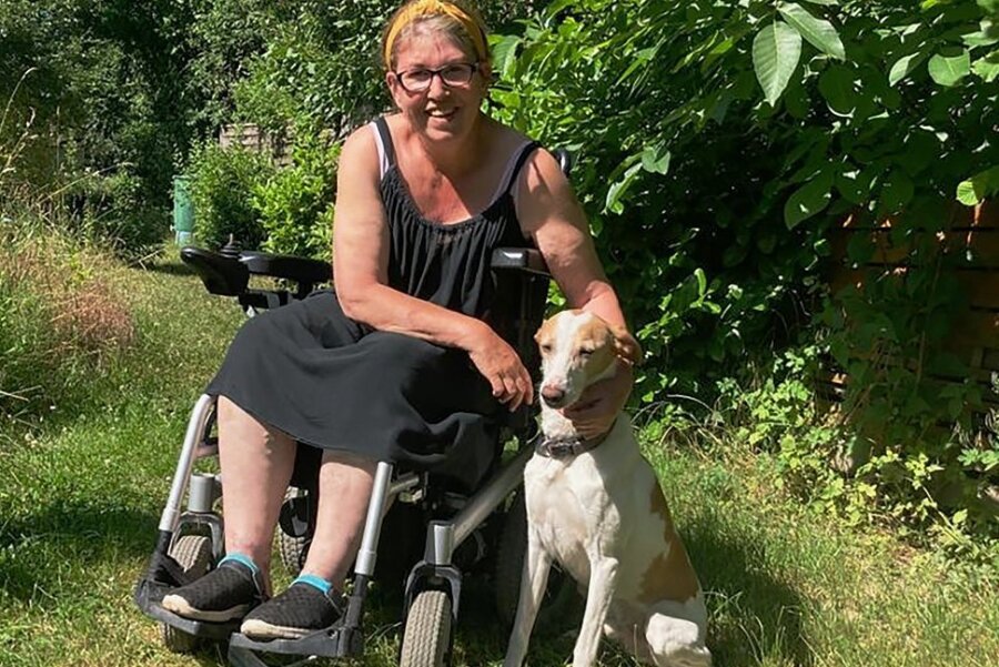Krank durch Porphyrie: Studie am Klinikum Chemnitz rettete ihr das Leben - Das Gehen klappt bei Angelika Wirth (57) nur sehr mühsam, deshalb ist sie meist auf den Rollstuhl und eine Pflegekraft angewiesen. Doch sie lebt, trotz der schweren Krankheit Porphyrie. Dafür ist sie sehr dankbar. 