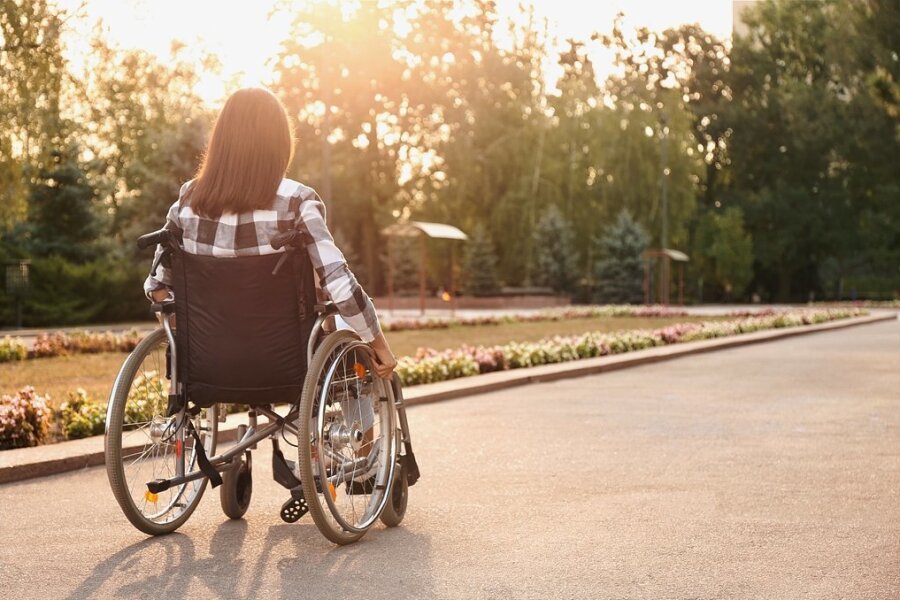 Krank ohne organische Ursache? Lindas langer Leidensweg - Mancher Patient sitzt im Rollstuhl, obwohl ihm körperlich nichts fehlt. Das bringt nicht nur Ärzte in Erklärungsnöte. Auch Betroffene können sich und ihrem Umfeld oft nicht vermitteln, was mit ihnen los ist. 