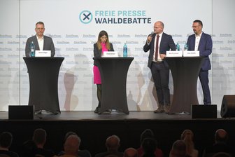 Krankenhäuser, Einwanderung und Erneuerbare Energien: Was fragten die Besucher der Landratswahldebatte? - Die Landratskandidaten Sven Krüger, Cindy Reimer, Mario Lorenz, und Jens Tamke (v.l.) standen auch dem Publikum im Tivoli Freiberg Rede und Antwort.