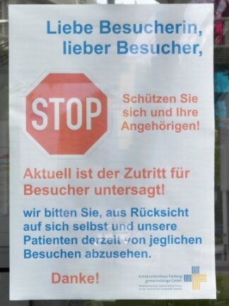 Krankenhaus Freiberg: Rücksicht sinkt bei Besuchern - Dieser Hinweis hängt am Eingang zum Kreiskrankenhaus Freiberg. 
