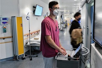 Krankenhaus Freiberg schlägt Alarm: Drei Stationen zu, OPs verschoben, Annahme für Notfälle zeitweise abgemeldet - Pfleger Nicolas Badura in der Notaufnahme am Krankenhaus in Freiberg: Die Mitarbeiter bitten um Verständnis für lange Wartezeiten.
