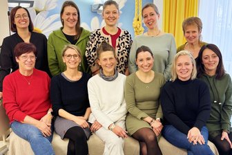 Krankenhaus Freiberg: Warum elf festangestellte Hebammen die Zukunft sind - „Wollten nicht tatenlos zusehen, wie erfahrene Hebammen aufgrund politischer Rahmenbedingungen den Kreißsaal verlassen“: Das Krankenhaus Freiberg stellt seine Beleghebammen fest an.