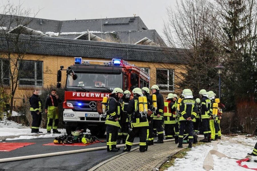 Krankenhaus: Großeinsatz nach Feuer im HBK in Kirchberg - Etwa 80 Einsatzkräfte wurden am Sonntag zum HBK-Standort alarmiert. 