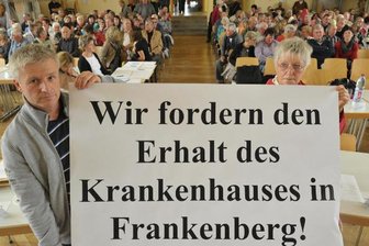 Matthias Pfeil und Angelika Richter gehörten zu den rund 250 Frankenbergern, die vor den Kreisräten unmissverständlich ihre Forderung zum Krankenhaus-Erhalt aufmachten.