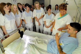 Krankenhaus Mittweida entlässt alle ausgelernten Azubis - Ute Pumpol, Fachausbilderin für die Praxis, erläutert am Beispiel von Azubi Etienne Daniel, wie ein Patient im Bett betreut wird.