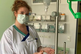 Sally Kunz (23) arbeitet seit wenigen Wochen im Flexpool der Pflegekräfte im Krankenhaus in Mittweida. Sie versorgt Patienten auf mehreren Stationen und ist nicht nur auf einer einzigen eingesetzt.