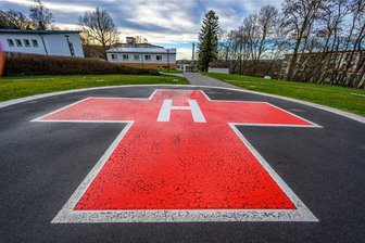 Krankenhaus Reichenbach. Warum am Hubschrauber-Landeplatz plötzlich wieder Licht brennt - Bis Ende März landeten hier noch Rettungshubschrauber. Damit ist es vorbei. Das Licht brannte dennoch.